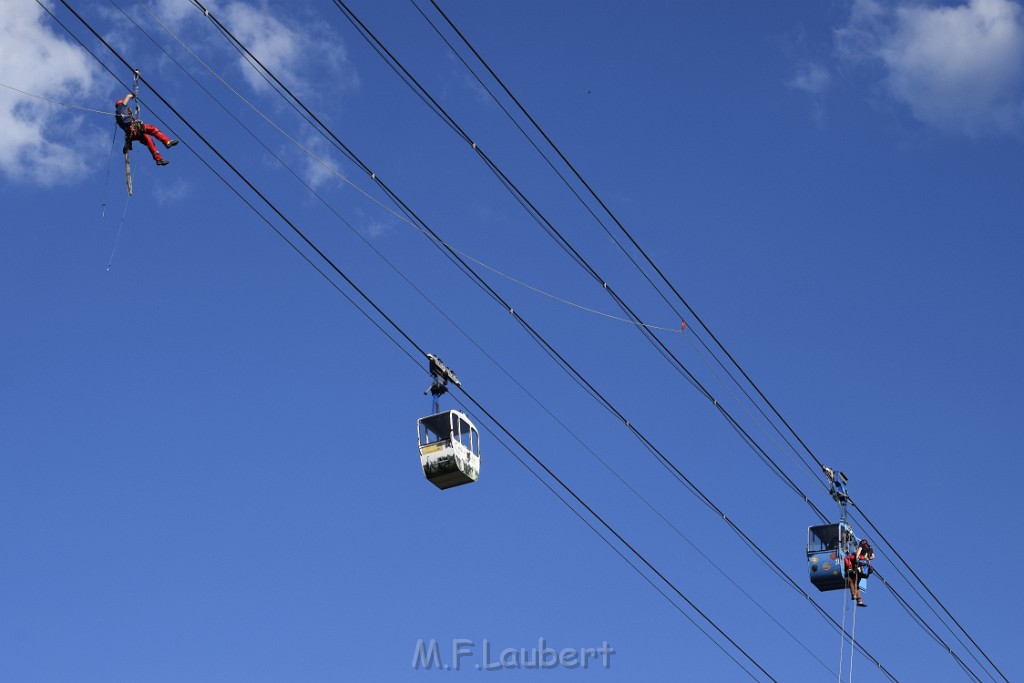 Koelner Seilbahn Gondel blieb haengen Koeln Linksrheinisch P433.JPG - Miklos Laubert